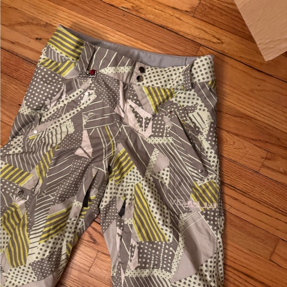 Volcom Gray ski pants size S with Logo in like new condition,high quality - Picture 3 of 11